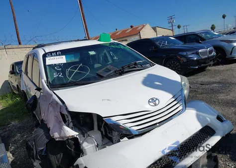 2016 Toyota Sienna Le 8 Passenger z USA, uszkodzony, nr VIN 5TDKK3DC0GS717160